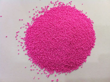 bubuk deterjen bintik-bintik merah muda untuk mencuci bubuk